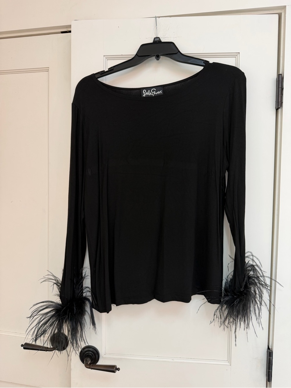 EUC LESLEY EVERS BLACK STRETCH FEATHER TEE LONG SLEEVE BLACK TSHIRT